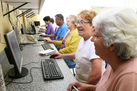Número de idosos que usam internet dobrou em 5 anos