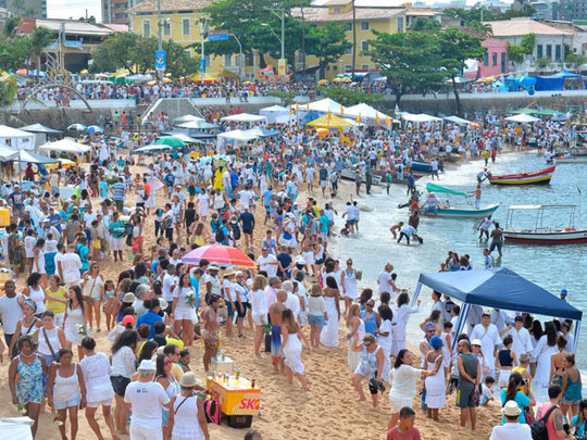 Com fé e oferendas, devotos lotam praia do Rio Vermelho para reverenciar Iemanjá