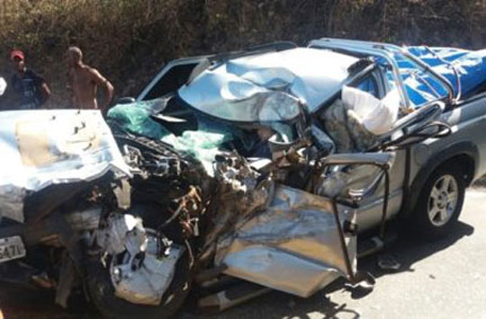 Uma pessoa morre em acidente entre carro e caminhão na BR-430 em Igaporã