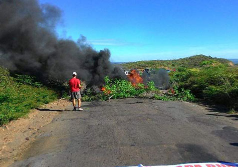 Igaporã: Manifestantes interditam BR-430 e cobram recuperação da rodovia