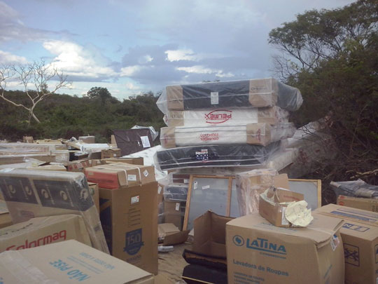 Polícia Militar recupera carreta com mercadorias roubadas em Igaporã