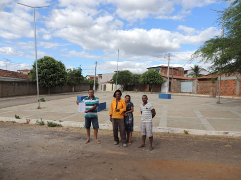 Brumado: Moradores do Bairro Cidade das Esmeraldas cobram iluminação da praça