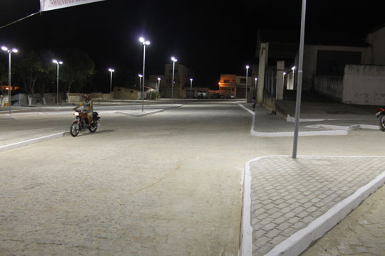 Brumado: Praça de estacionamento do mercado municipal volta a receber iluminação