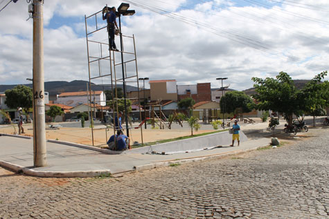 Brumado: Praça Heráclito Cardoso recebe instalações para ser inaugurada