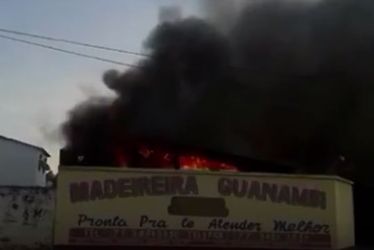 Incêndio atinge madeireira em Guanambi