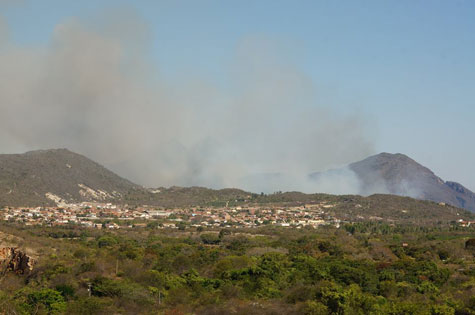 Rio de Contas: Serra das Almas é atingida por incêndio que se alastra por todo parque