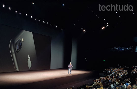 iPhone 7 sai com câmera dupla e sem saída para fones de ouvido