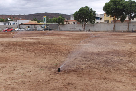 Brumado: Testado o sistema de irrigação e lançadas as sementes do gramado do estádio dos Prazeres
