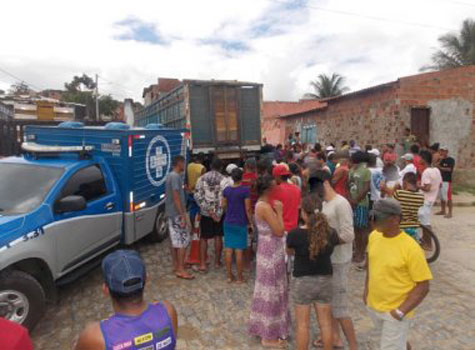 Motorista engata ré e criança de três anos morre atropelada em Itapetinga