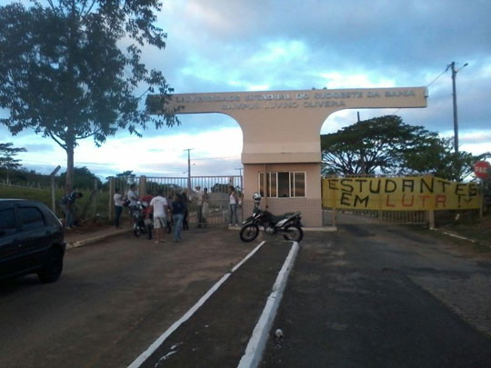 Alunos da Uesb protestam contra precariedade e fecham campus em Itapetinga