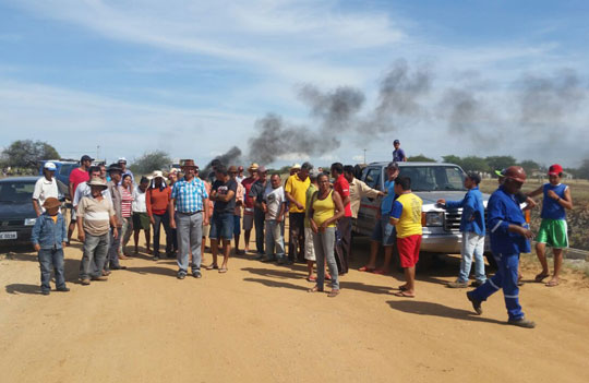 Brumado: Moradores de Itaquaraí bloqueiam estrada em protesto contra obras da Fiol