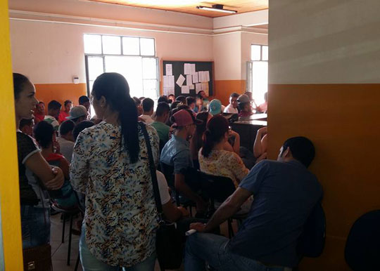 Eleitores superlotam as dependências da 58ª Zonal Eleitoral em Ituaçu