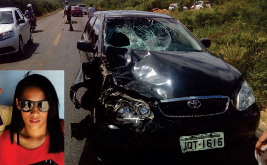 Mulher morre em acidente entre carro e moto na BA-142 em Ituaçu