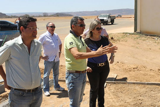 Guanambi: Deputada e prefeito visitam obras do aeroporto