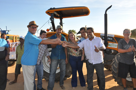 Ivana Bastos entrega trator no Distrito de Itaquaraí em Brumado