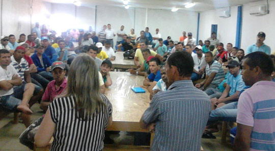 Guanambi: Deputada visita canteiro de obras da Fiol e conversa com operários