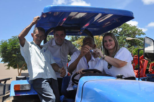 Deputada Ivana Bastos garante entrega de trator agrícola para produtores baianos