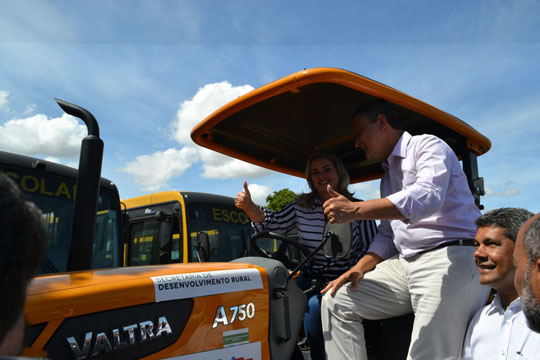 Deputada Ivana Bastos viabiliza liberação de trator agrícola para associação rural de Brumado