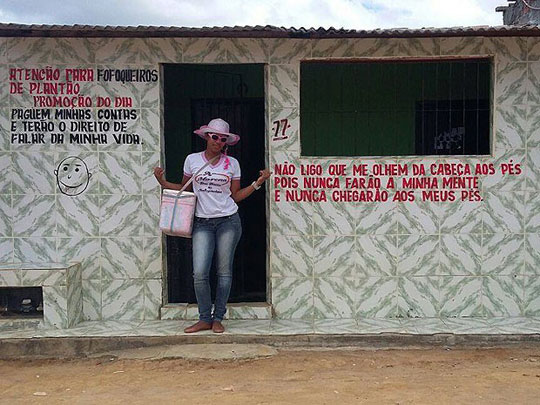 Jaguaquara: Ex-detenta pinta muro contra fofoca em bairro