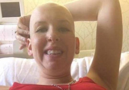 Grávida que lutava contra câncer morre 1 dia após ter gêmeos