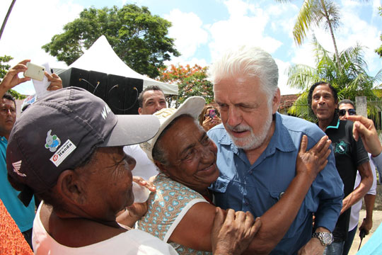 Wagner visita os 417 municípios baianos e bate meta de governo