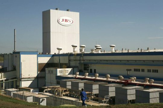 JBS suspende carne bovina em 33 fábricas