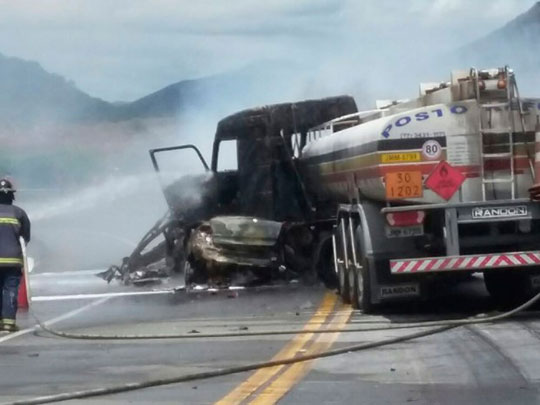 Batida entre carro e caminhão deixa 4 mortos na BR-116 em Jequié
