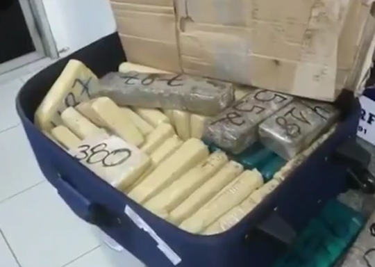 Jovem é presa ao transportar 30 kg de maconha dentro de malas em Jequié