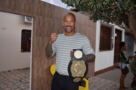 De malas prontas para o Japão, Izidoro comemora com a família conquista do MMA