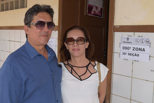 Conselheiro Estadual João Bonfim votou em Brumado ao lado da esposa