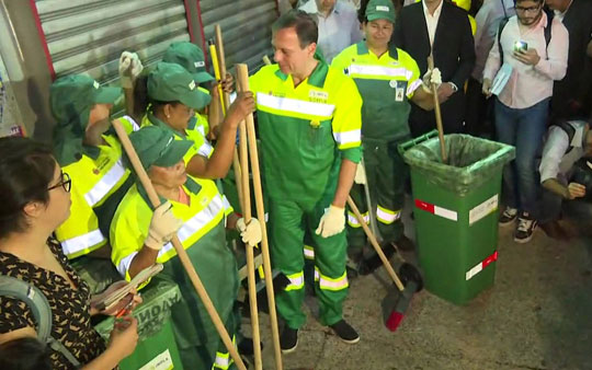 João Doria se veste de gari no seu 1º dia de trabalho como prefeito de São Paulo