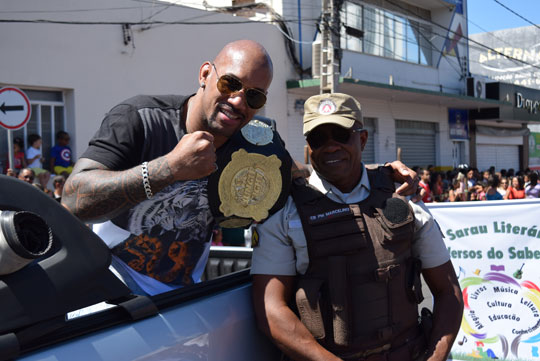 Izidoro desfila em carro aberto durante 7 de setembro em Bumado