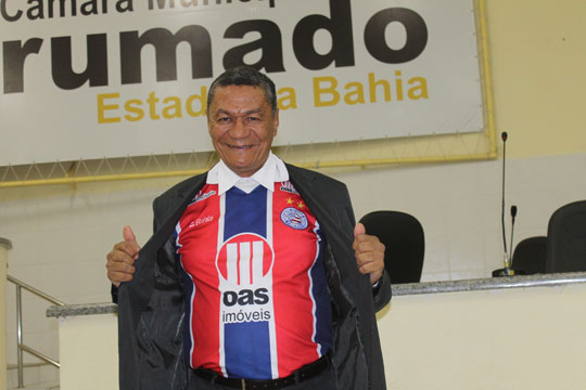 Brumado: Vereador torcedor do Bahia vai à sessão exibindo camisa tricolor