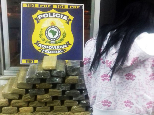 Jovem é presa com 30 kg de maconha dentro de mala em Vitória da Conquista