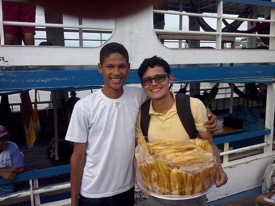 Jovem que vendia banana frita é aprovado em medicina na Universidade do Pará