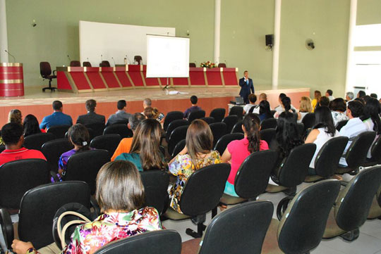 Caculé: Juiz realiza palestra sobre violência doméstica