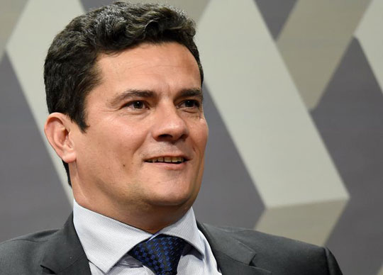 Juiz Sérgio Moro é ovacionado em show do Capital Inicial em Curitiba