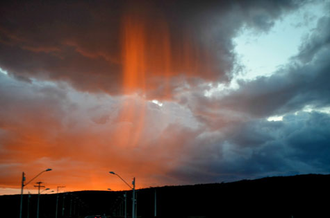 Jussiape: Cortina de luz toma conta do céu da cidade