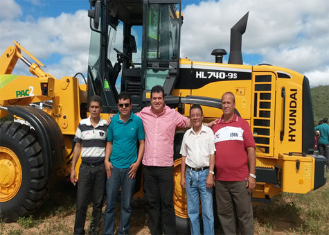 Jussiape: Marquinho Viana entrega máquinas e ônibus escolar