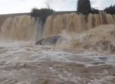 Jussiape: Nível da barragem eleva e rio transborda