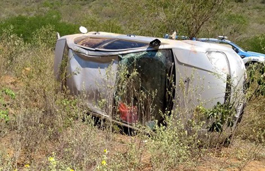 Motorista perde controle e capota veículo na BA-148 em Jussiape