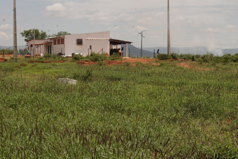 Brumado: Sem-tetos tomam posse do espaço da usina de beneficiamento de umbu