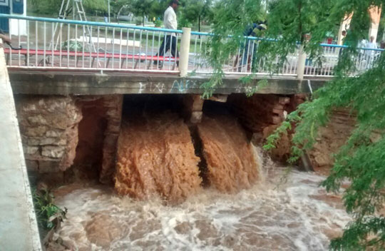 Fortes chuvas fazem lagoa transbordar em Caculé