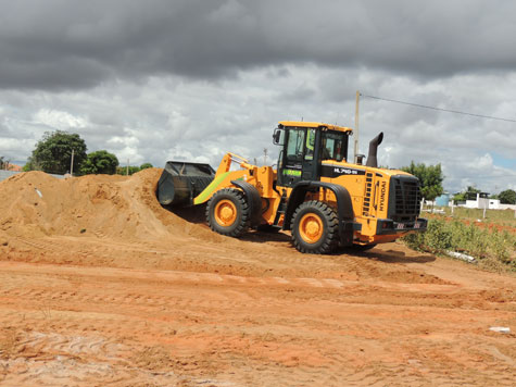 Lagoa Real recebe pá carregadeira para melhorar infraestrutura