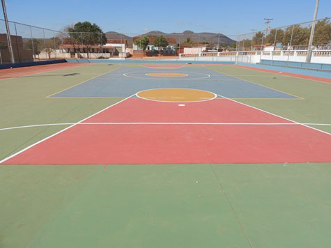Lagoa Real: Comunidade de Riachão recebe quadra poliesportiva