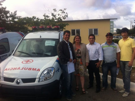 Ivana Bastos e Jaques Wagner entregam ambulâncias para cinco municípios