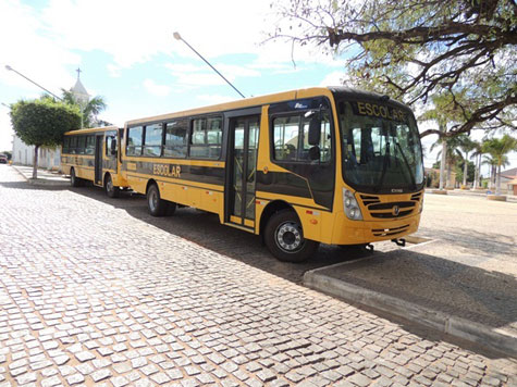 Prefeitura de Lagoa Real recebeu dois ônibus do Programa Caminhos da Escola