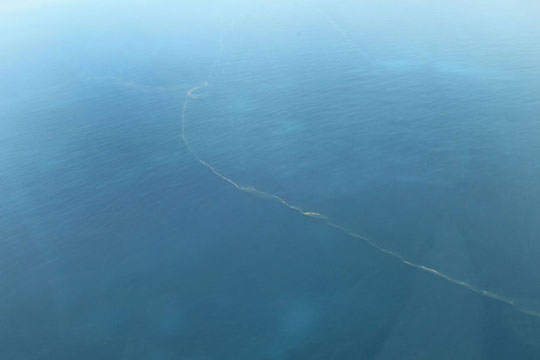 Imagens mostram mancha no mar da Bahia que pode ser lama da barragem de Mariana