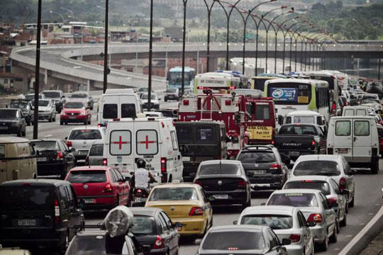 Justiça autoriza multas por farol desligado em rodovias