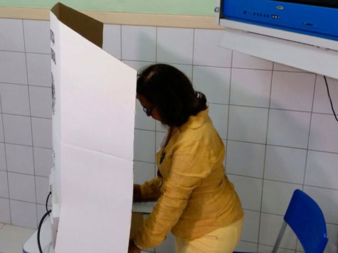 Eleições 2014: Lídice da Mata vota nesta manhã de domingo